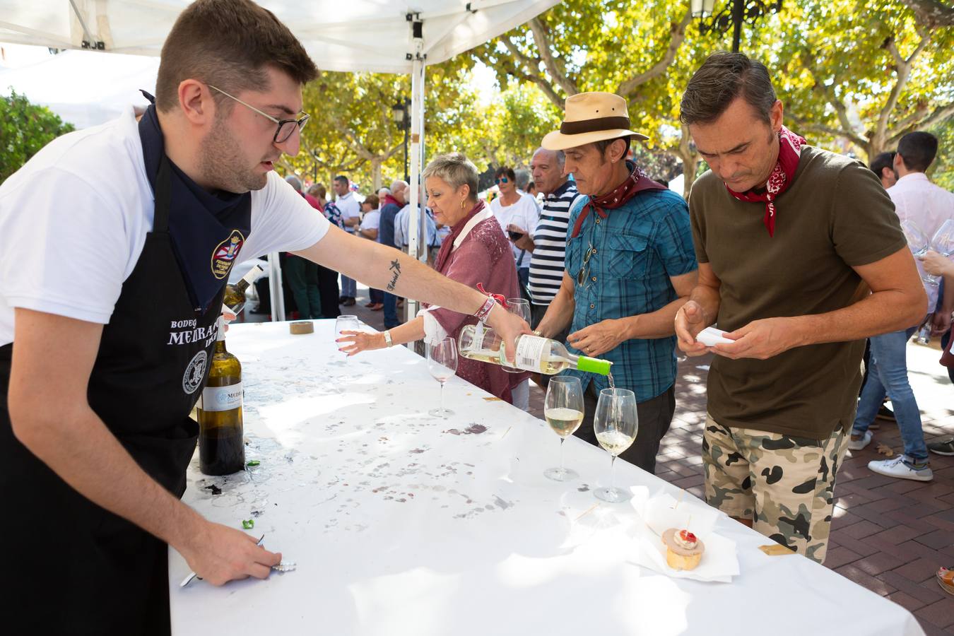 Los asistentes disfrutaron de ricos pinchos y buenos vinos.