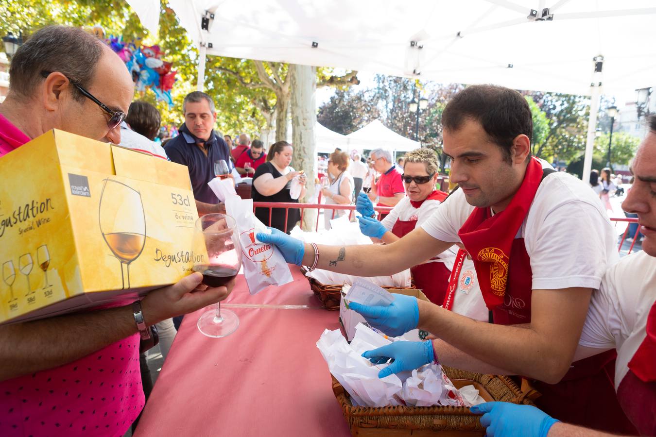 Los asistentes disfrutaron de ricos pinchos y buenos vinos.