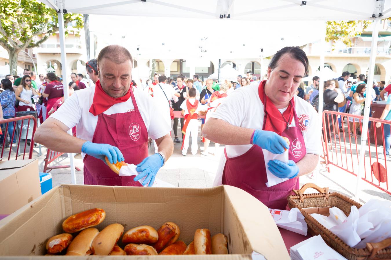 Los asistentes disfrutaron de ricos pinchos y buenos vinos.