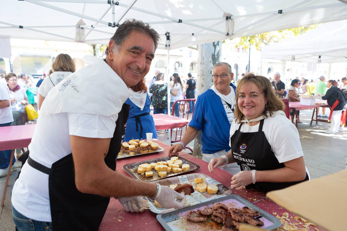 Los asistentes disfrutaron de ricos pinchos y buenos vinos.