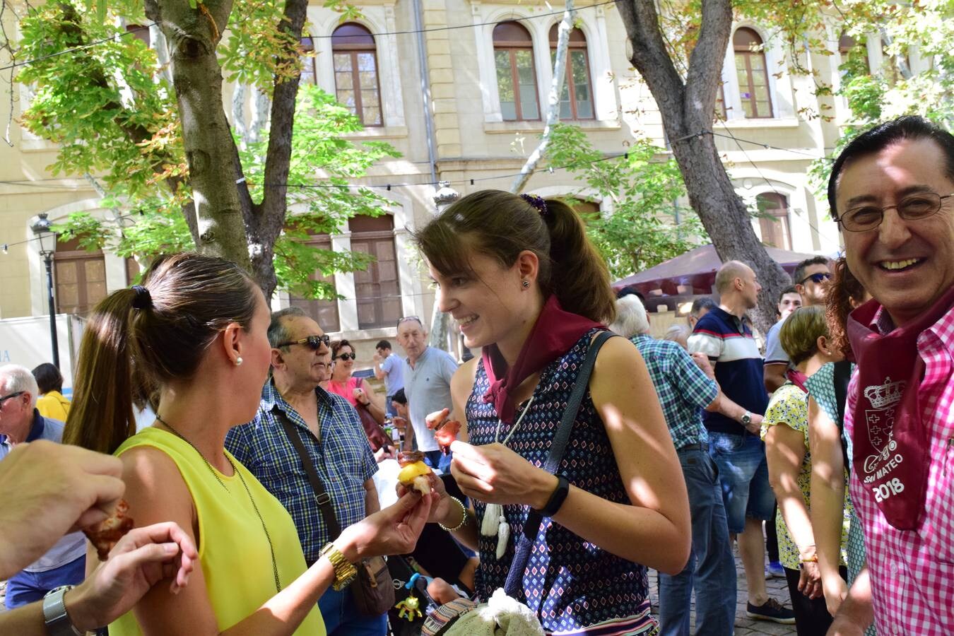 Ambiente en las Casas Regionales, que se han llenado de gente para comer el pulpo.