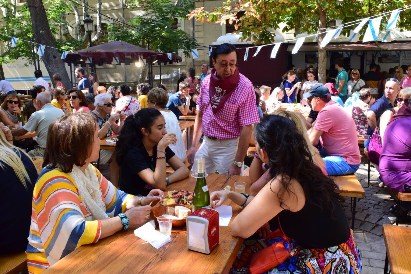 Ambiente en las Casas Regionales, que se han llenado de gente para comer el pulpo.