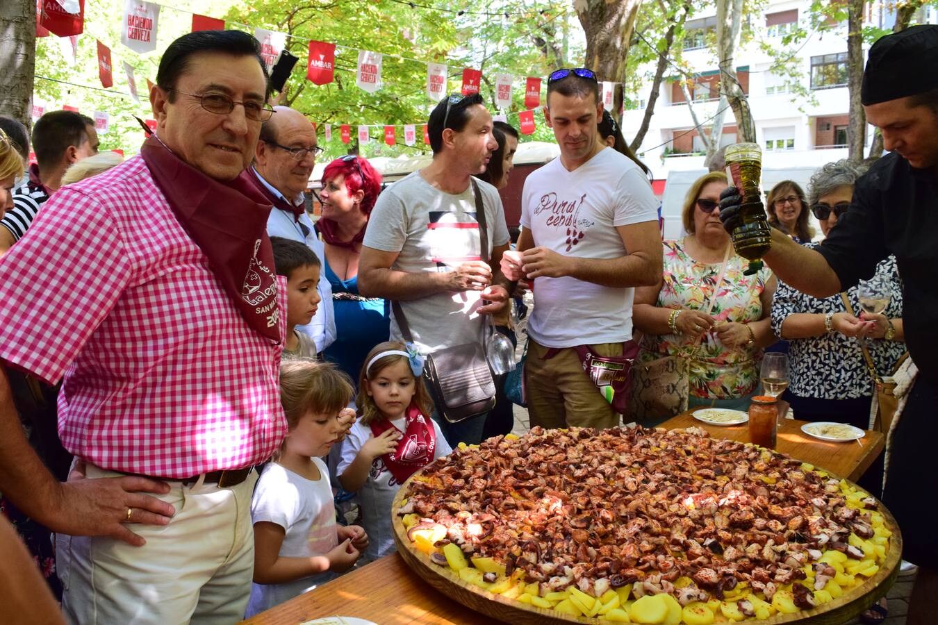 Ambiente en las Casas Regionales, que se han llenado de gente para comer el pulpo.