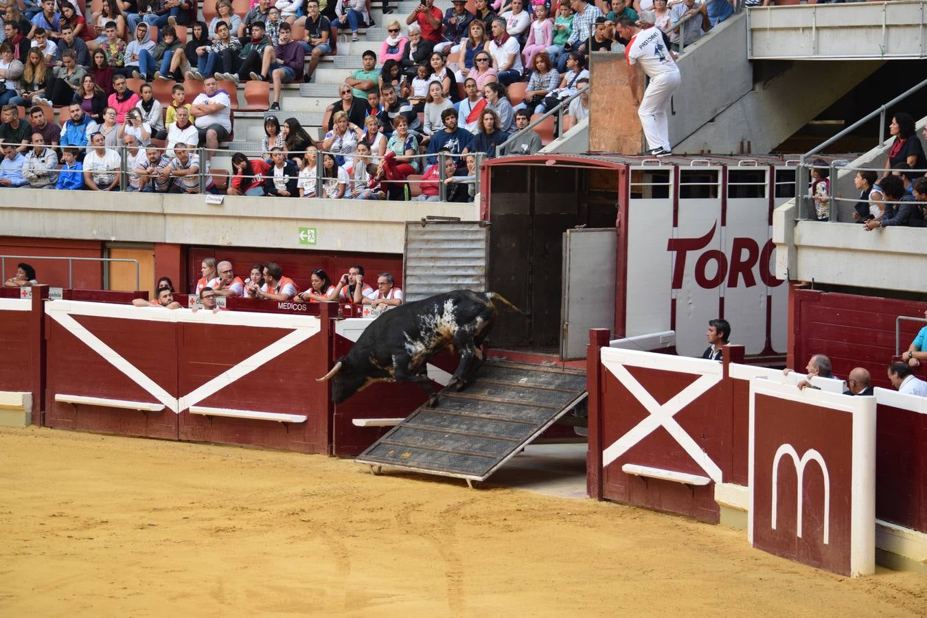 Miles de personas se dieron cita en la plaza de toros de Logroño.