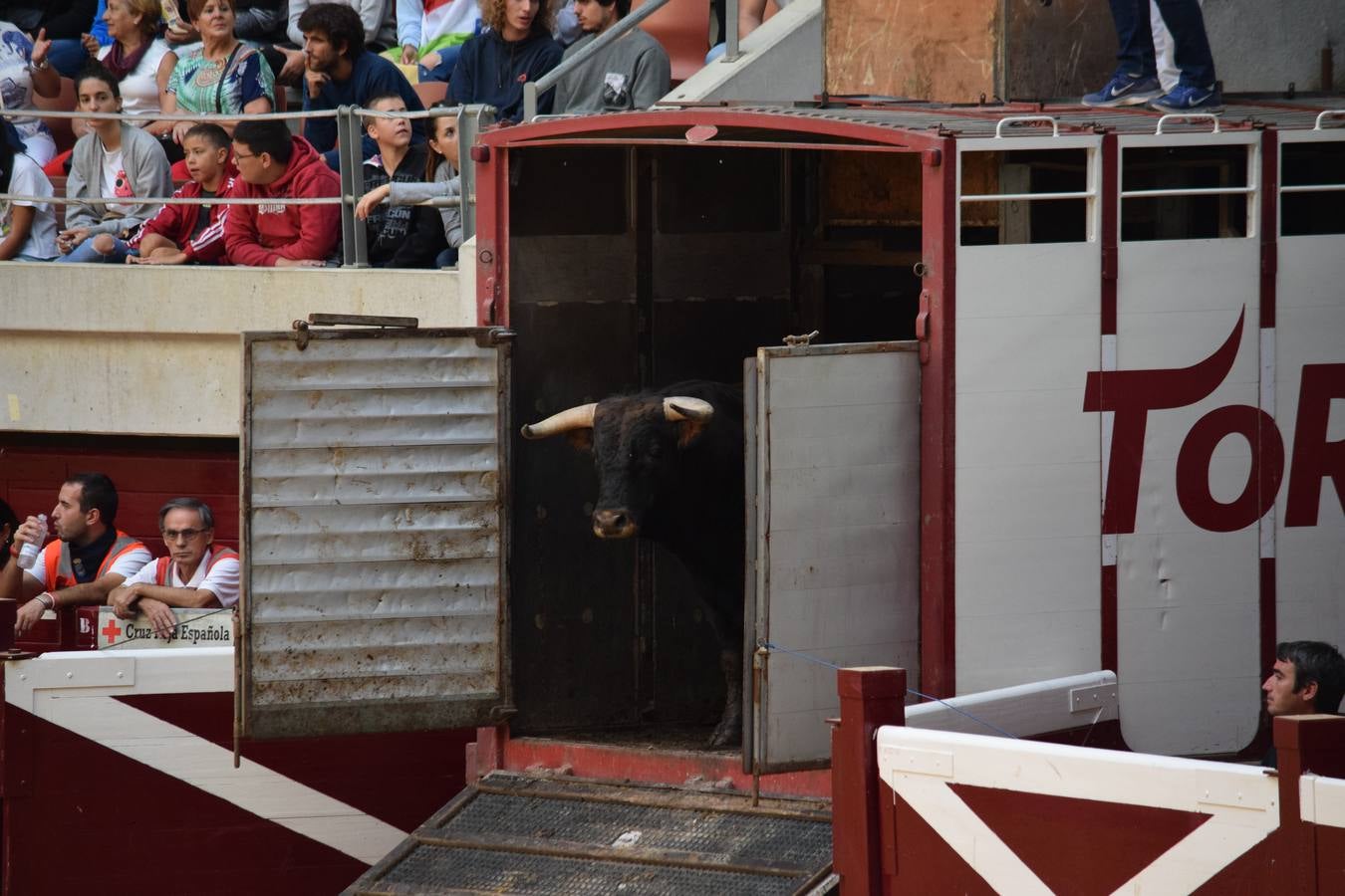 Miles de personas se dieron cita en la plaza de toros de Logroño.