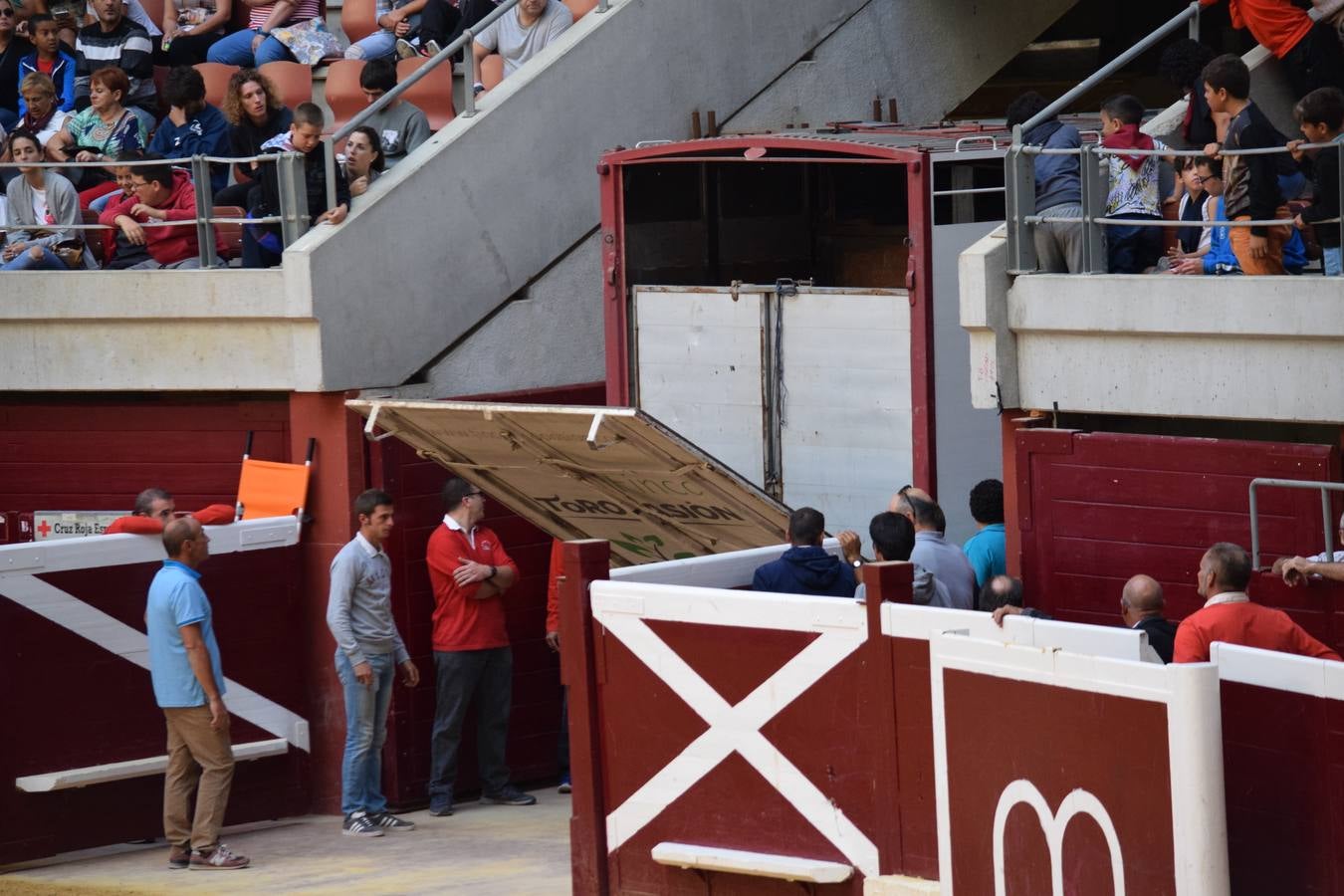 Miles de personas se dieron cita en la plaza de toros de Logroño.