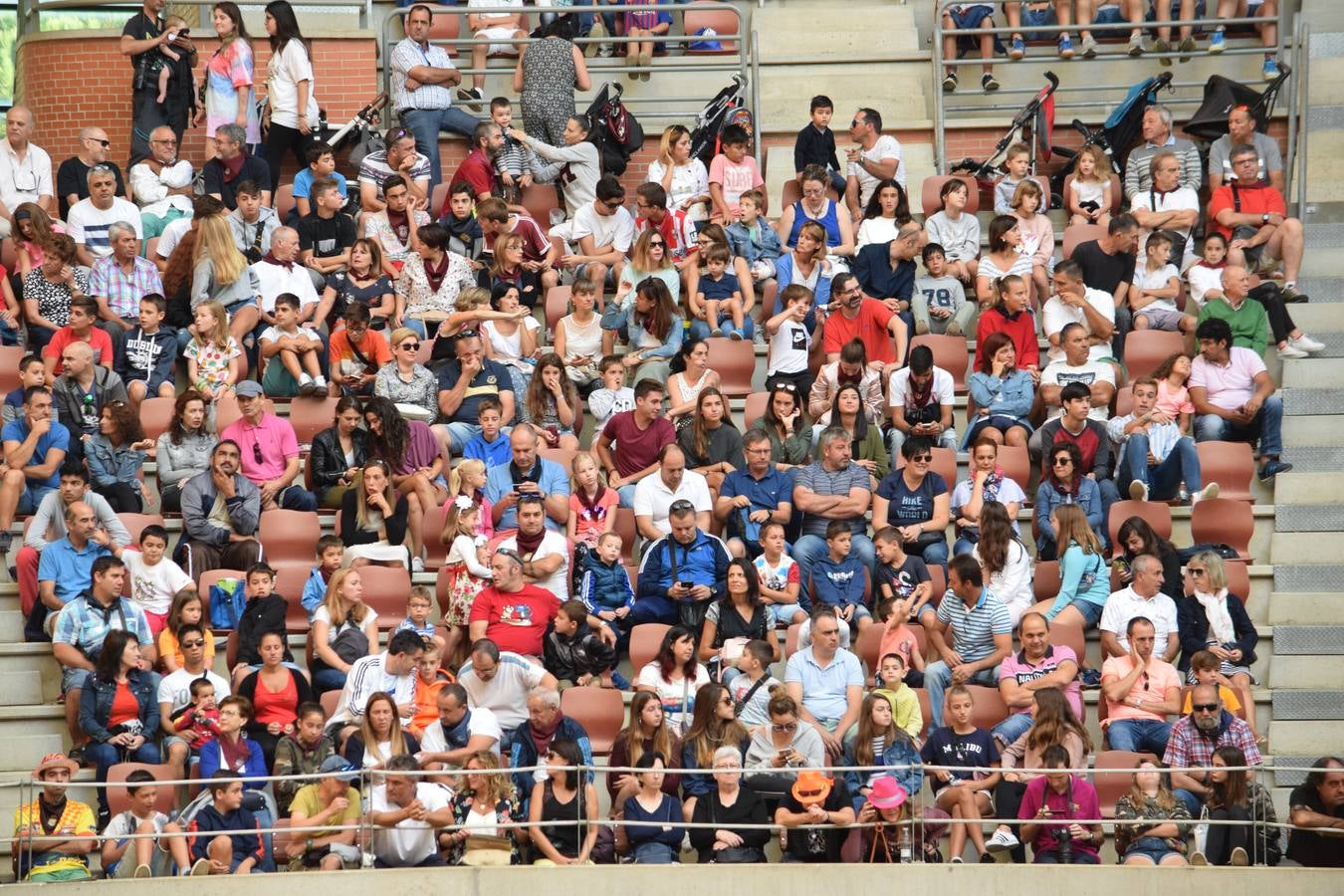 Miles de personas se dieron cita en la plaza de toros de Logroño.