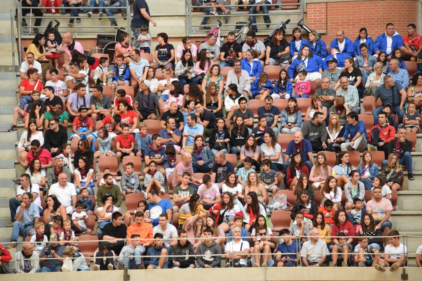 Miles de personas se dieron cita en la plaza de toros de Logroño.