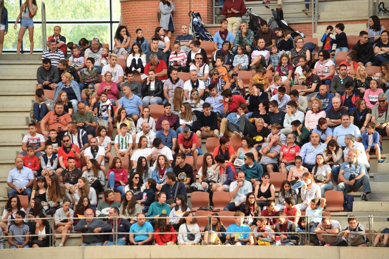 Miles de personas se dieron cita en la plaza de toros de Logroño.