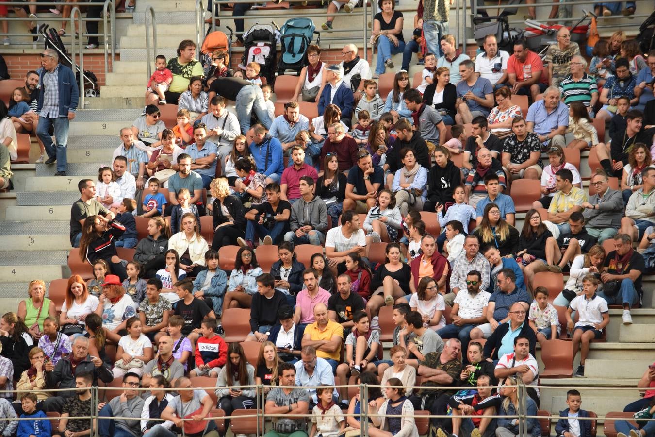 Miles de personas se dieron cita en la plaza de toros de Logroño.