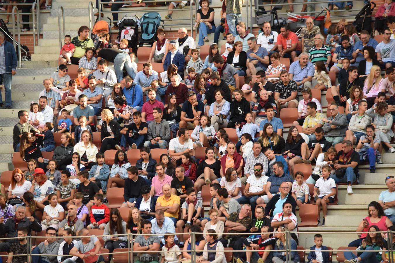 Miles de personas se dieron cita en la plaza de toros de Logroño.