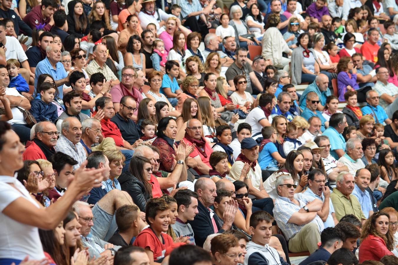 Miles de personas se dieron cita en la plaza de toros de Logroño.