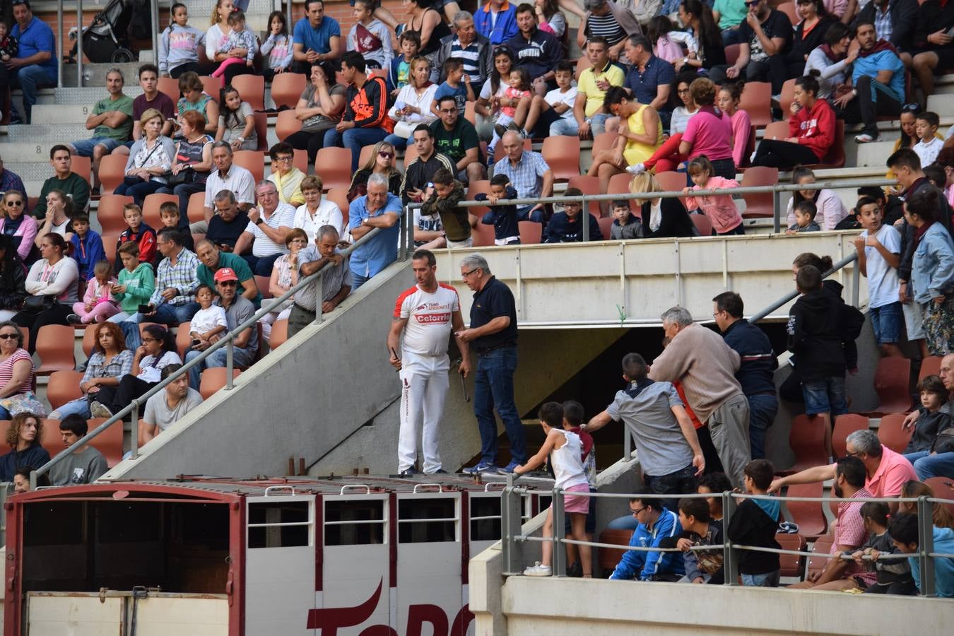 Miles de personas se dieron cita en la plaza de toros de Logroño.