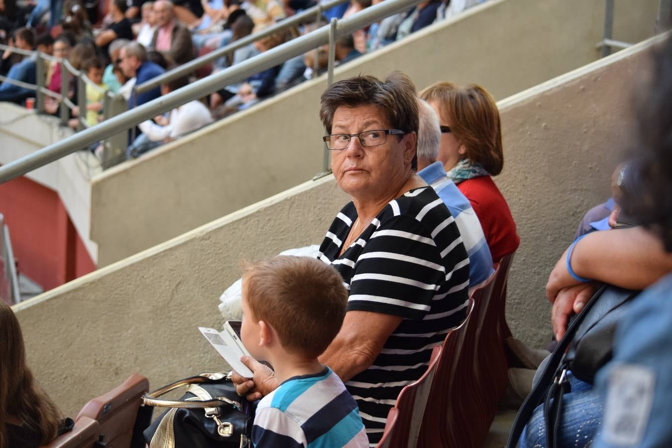 Miles de personas se dieron cita en la plaza de toros de Logroño.