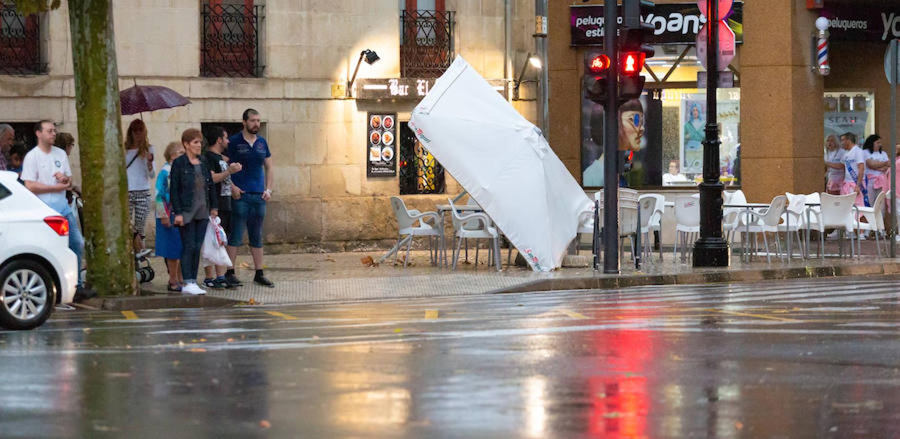 El aguacero que ha caído sobre Logroño se ha convertido en protagonista de estas fiestas de San Mateo. Los planes se han visto trastocados y el trabajo se ha multiplicado para los trabajadores municipales.