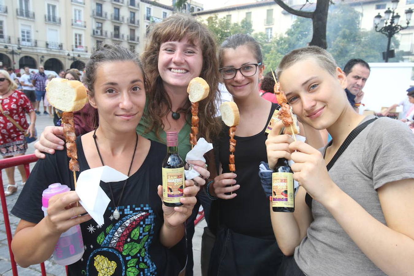 La peña Áster ha sido la encargada de la elaboración de la mañana gastronómica en la Plaza del Mercado de Logroño. Pinchos morunos y choricillo asado han animado a los logroñeses y visitantes a participar del almuerzo.