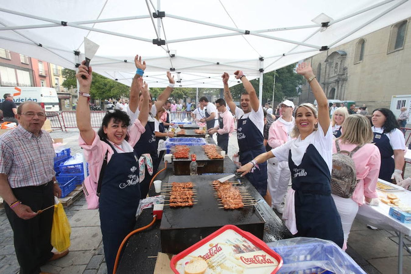 La peña Áster ha sido la encargada de la elaboración de la mañana gastronómica en la Plaza del Mercado de Logroño. Pinchos morunos y choricillo asado han animado a los logroñeses y visitantes a participar del almuerzo.