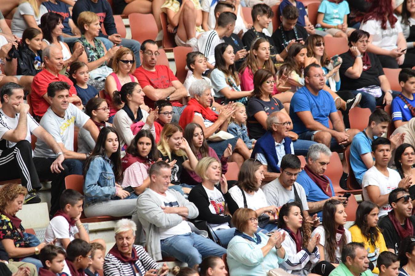 Jornada especial en la plaza de toros de Logroño desde primera hora donde ha habido una exhibición del grupo femenino de recortadoras «Damas del Recorte»; otra de las eEscuelas taurinas «Quiero ser Torero como Diego Urdiales» y una suelta de vaquillas. Ganadería Carlos Lumbreras de Lardero.