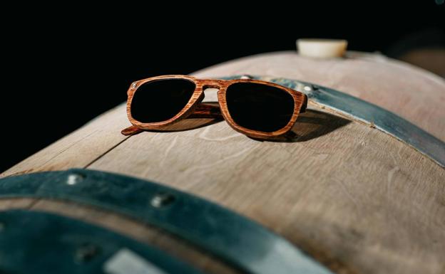 Laveta y Otazu se unen para crear unas gafas de sol con madera de barrica