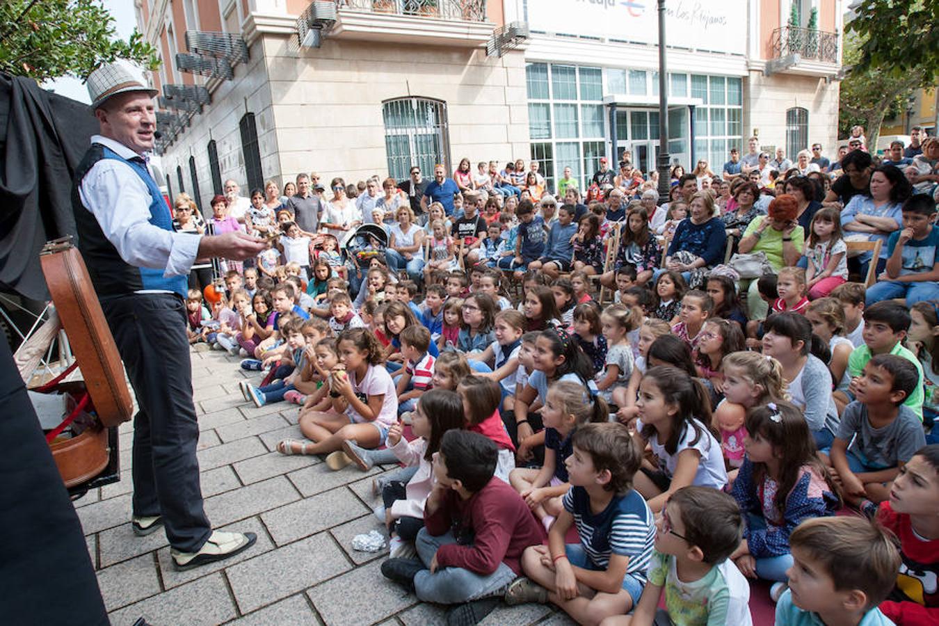 Espectáculo de magia a cargo de Diego Calavia. Bajo el título 'Sorpréndete, que no es poco', el ilusionista se metió en el bolsillo a niños y mayores con su show. 