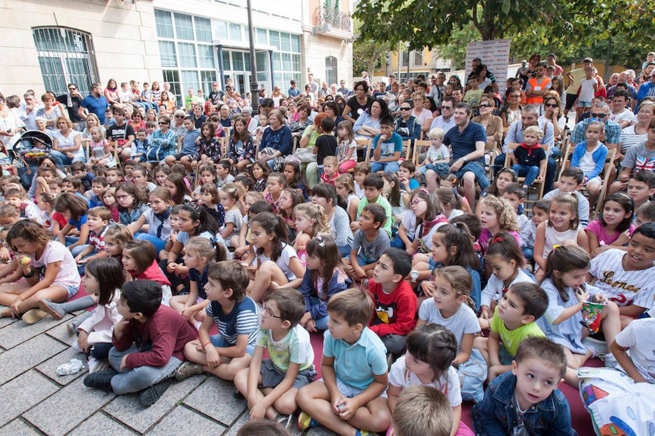 Espectáculo de magia a cargo de Diego Calavia. Bajo el título 'Sorpréndete, que no es poco', el ilusionista se metió en el bolsillo a niños y mayores con su show. 