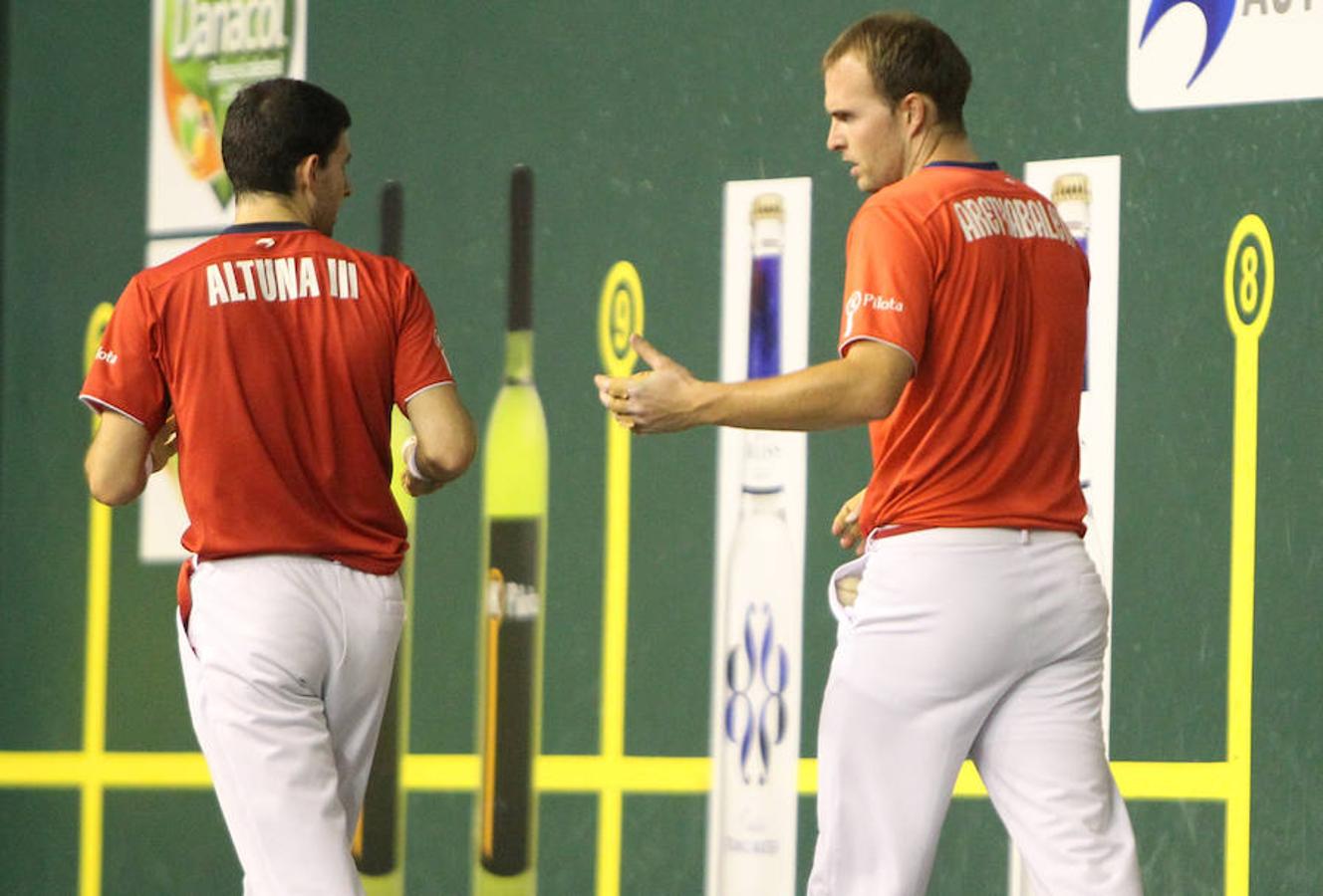 Olaizola II enmendó su borrón en Logroño y avasalló a Víctor en el cruce del torneo de Parejas de la Feria de San Mateo de Pelota. 