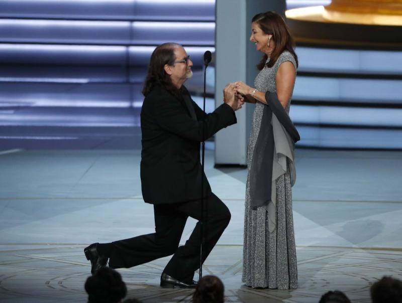 Glenn Weiss pide matrimonio a una sorprendida Jan Svendsen. 