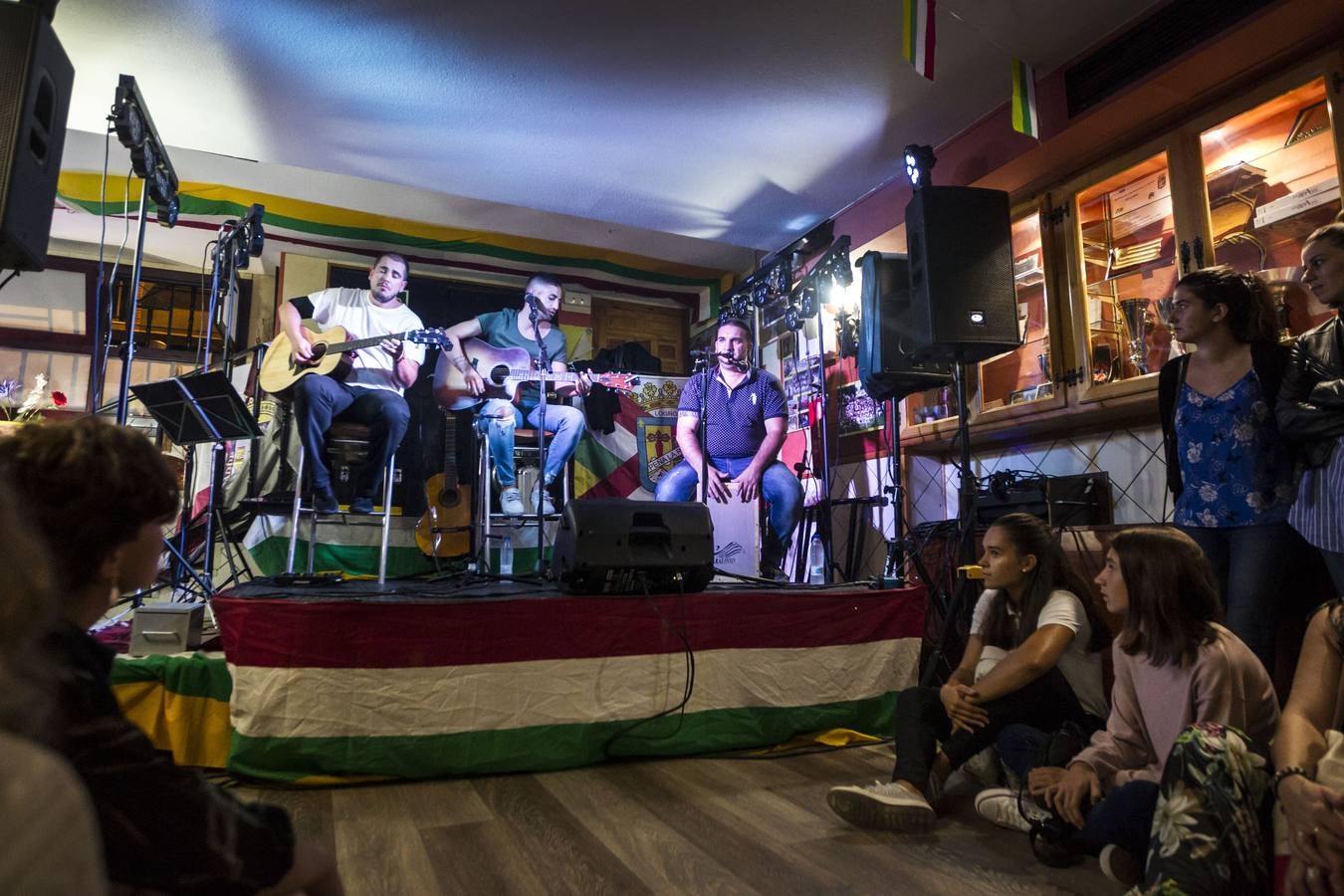 El local de la Peña La Rioja en la calle San Matías acogió el concierto de Jorge García