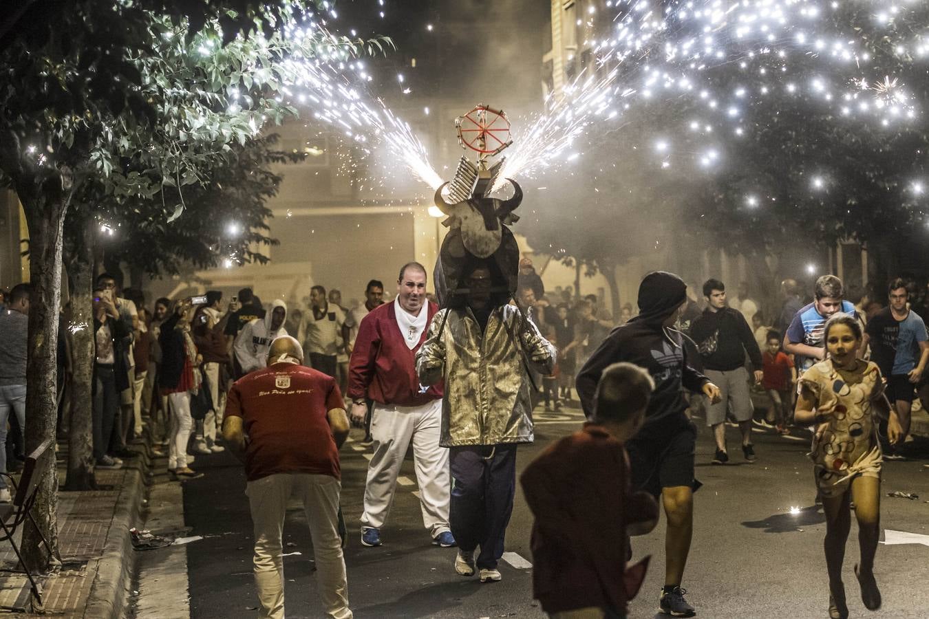 La calle San Matías vivió las carreras para escpar del toro de fuego organizado por la Peña La Rioja