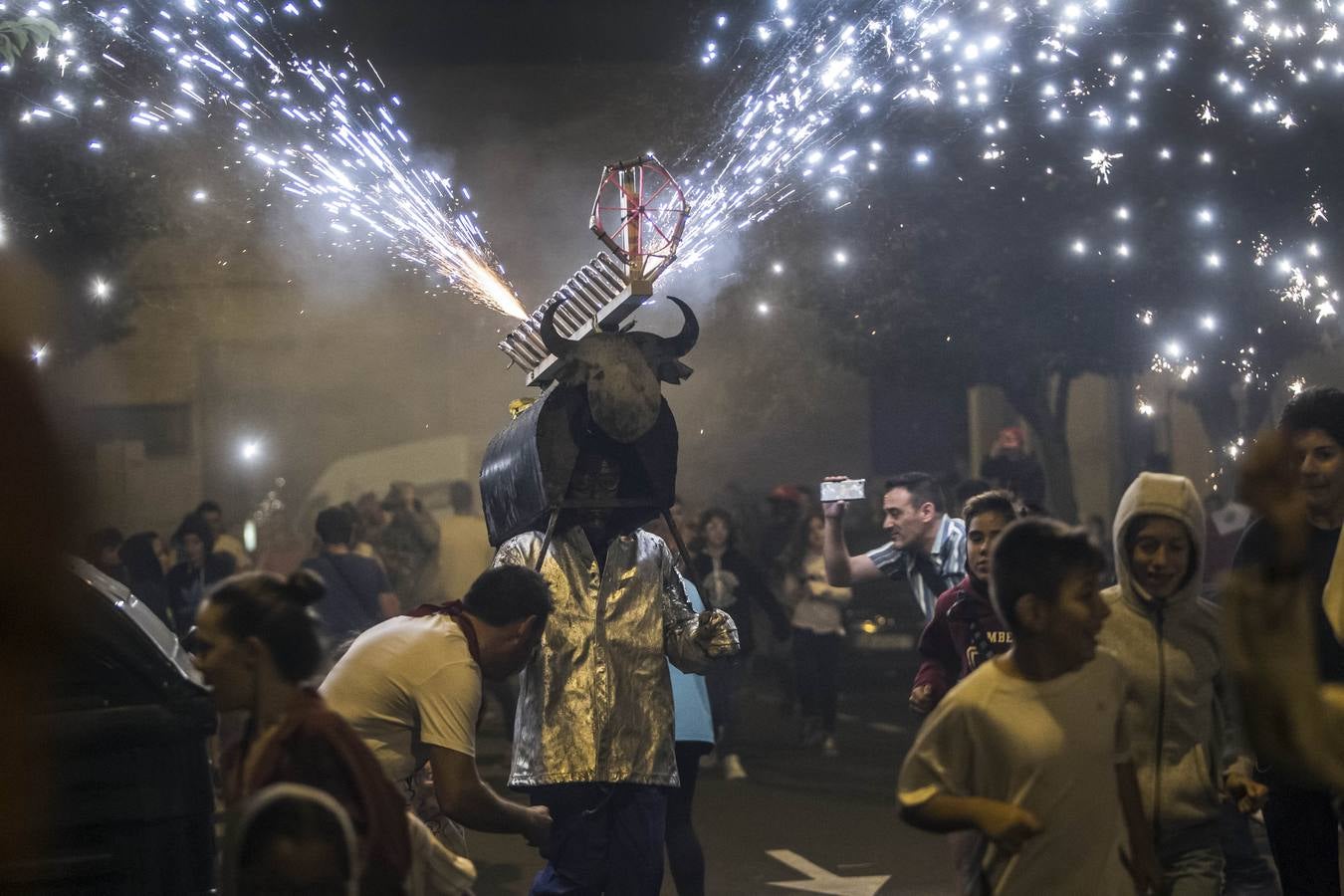 La calle San Matías vivió las carreras para escpar del toro de fuego organizado por la Peña La Rioja