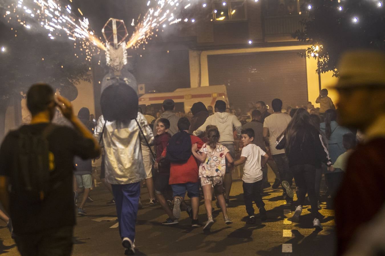 La calle San Matías vivió las carreras para escpar del toro de fuego organizado por la Peña La Rioja