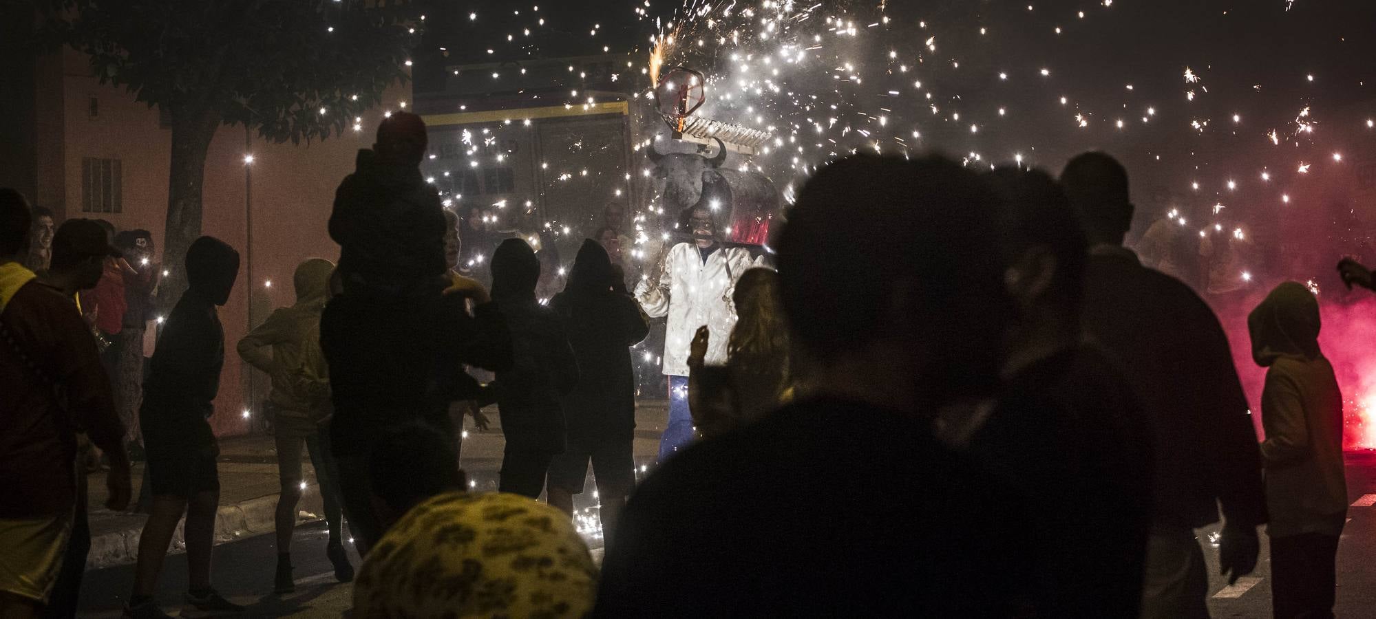 La calle San Matías vivió las carreras para escpar del toro de fuego organizado por la Peña La Rioja