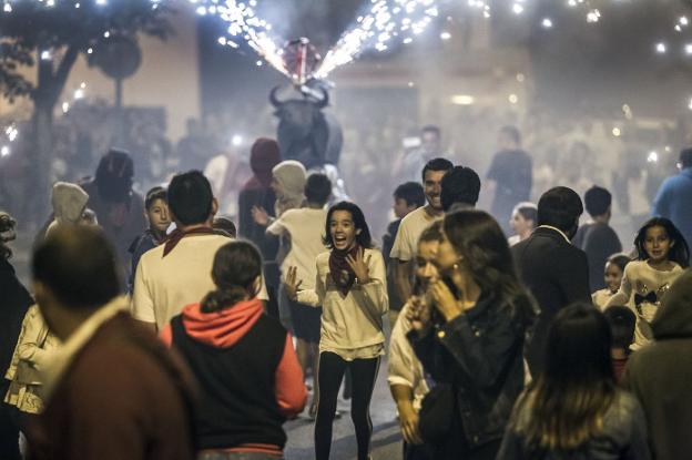 El toro de fuego ha vuelto. Tras varios años desaparecido del programa, ha retornado el espectáculo. Ayer fue en la calle San Matías y estuvo concurrido.