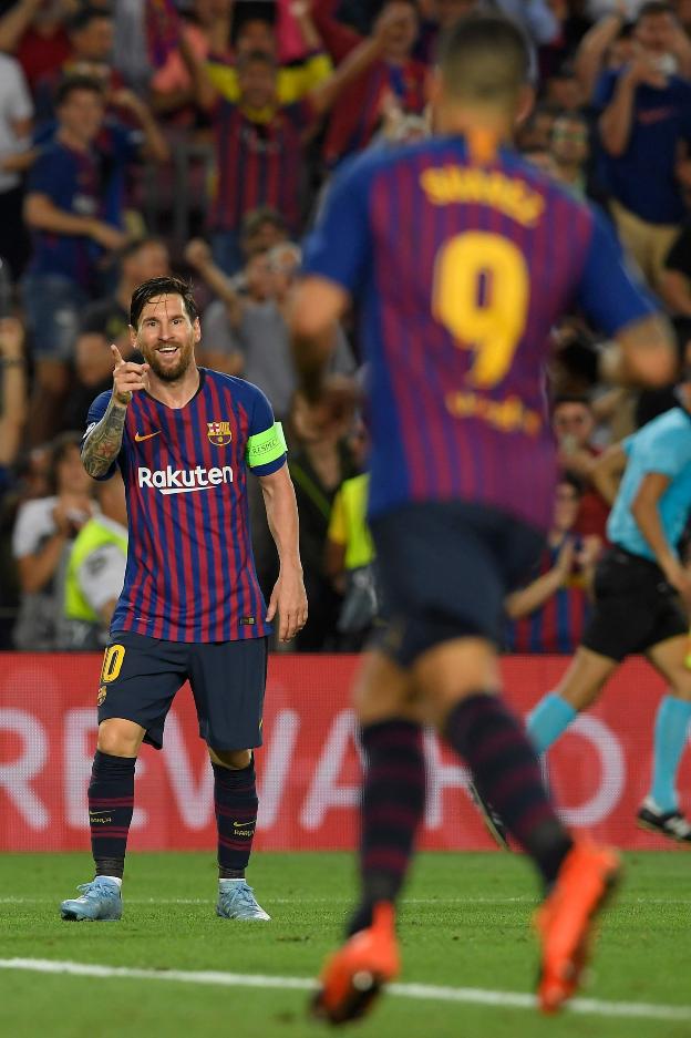 Messi celebra con Luis Suárez uno de sus goles. :: afp