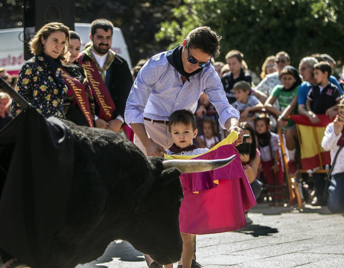 Jugando a los toros con Diego Urdiales en El Espolón. El torero riojano deleitó a los niños y les enseñó las nociones básicas a la hora de agarrar muleta y capote para deleite de los pequeños aficionados.