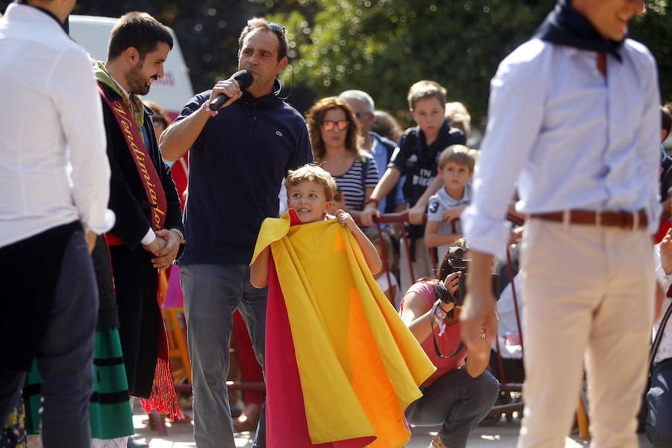 Jugando a los toros con Diego Urdiales en El Espolón. El torero riojano deleitó a los niños y les enseñó las nociones básicas a la hora de agarrar muleta y capote para deleite de los pequeños aficionados.