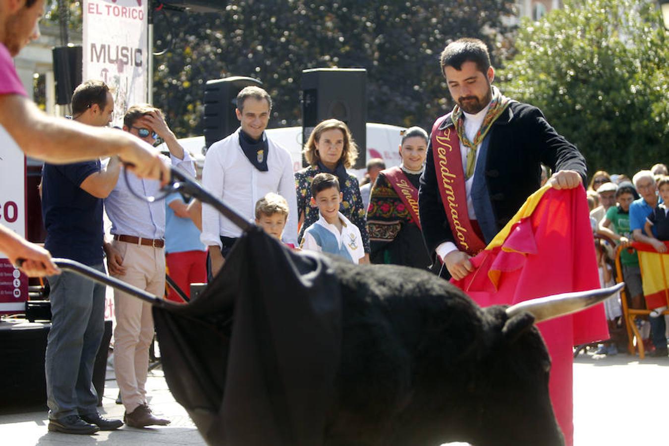 Jugando a los toros con Diego Urdiales en El Espolón. El torero riojano deleitó a los niños y les enseñó las nociones básicas a la hora de agarrar muleta y capote para deleite de los pequeños aficionados.