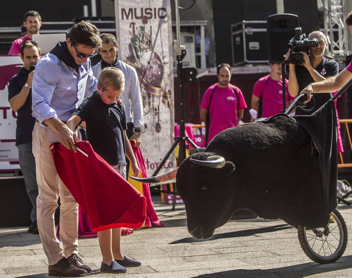 Jugando a los toros con Diego Urdiales en El Espolón. El torero riojano deleitó a los niños y les enseñó las nociones básicas a la hora de agarrar muleta y capote para deleite de los pequeños aficionados.