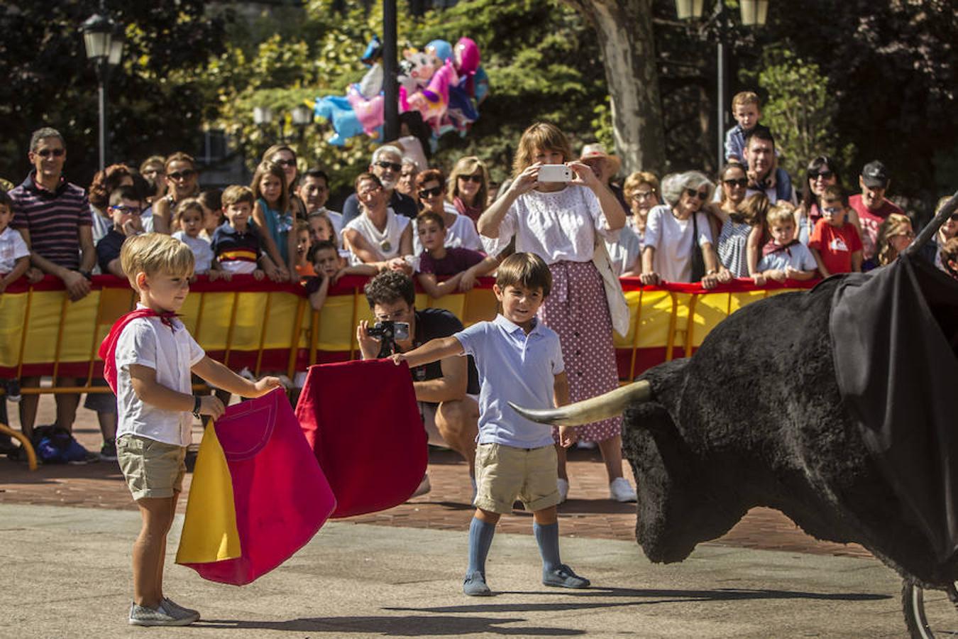 Jugando a los toros con Diego Urdiales en El Espolón. El torero riojano deleitó a los niños y les enseñó las nociones básicas a la hora de agarrar muleta y capote para deleite de los pequeños aficionados.