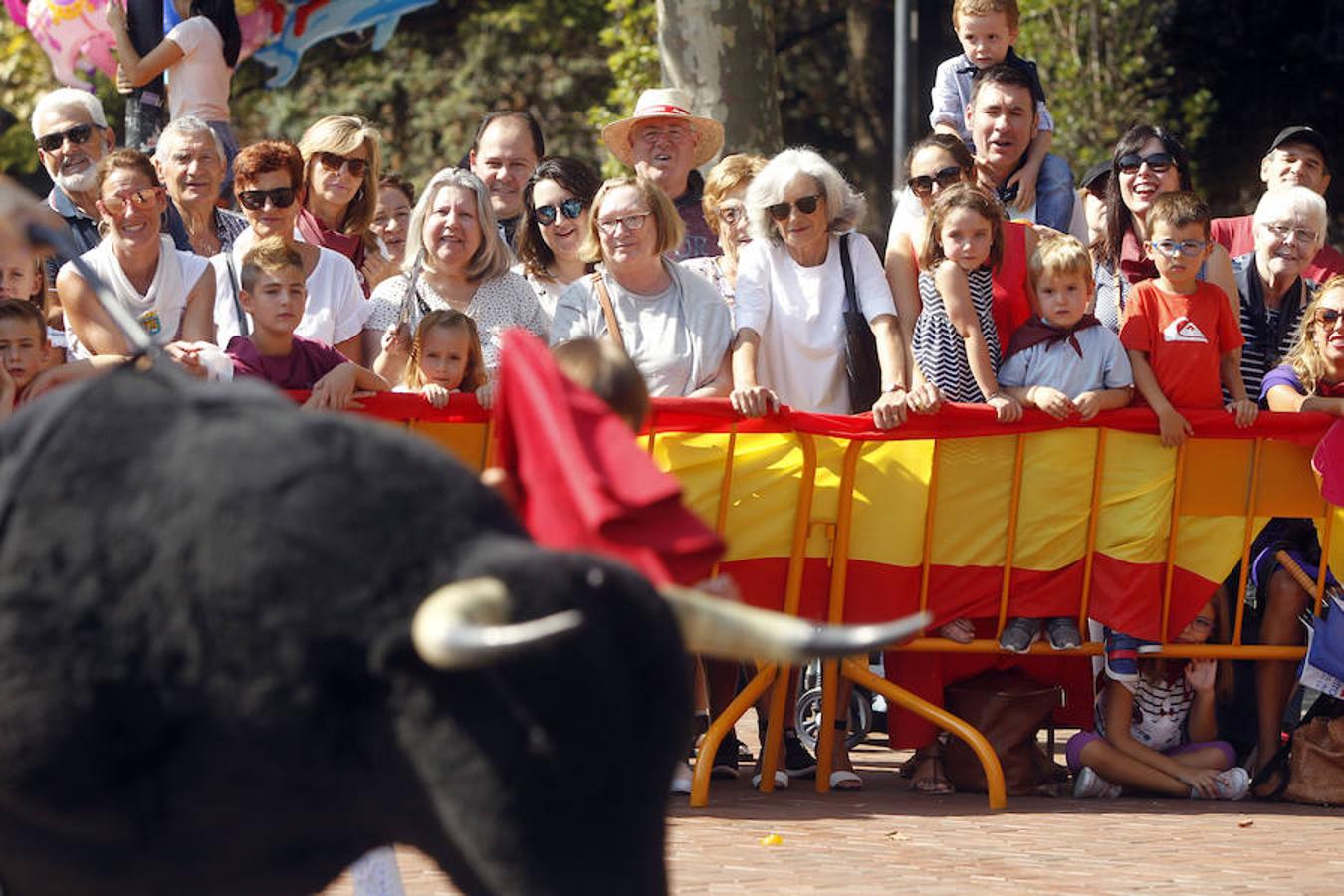 Jugando a los toros con Diego Urdiales en El Espolón. El torero riojano deleitó a los niños y les enseñó las nociones básicas a la hora de agarrar muleta y capote para deleite de los pequeños aficionados.