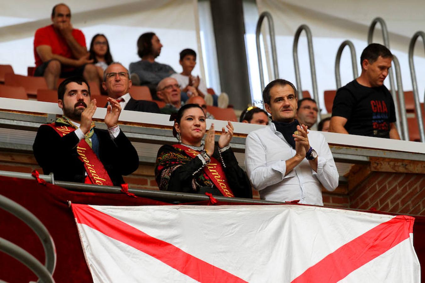 La invitación no dejaba margen para la duda: «Exhibición de bravura con obstáculos con algunas de las vacas y toros más femosos de España», con reses de la ganadrería de José Arriazu de Ablitas.