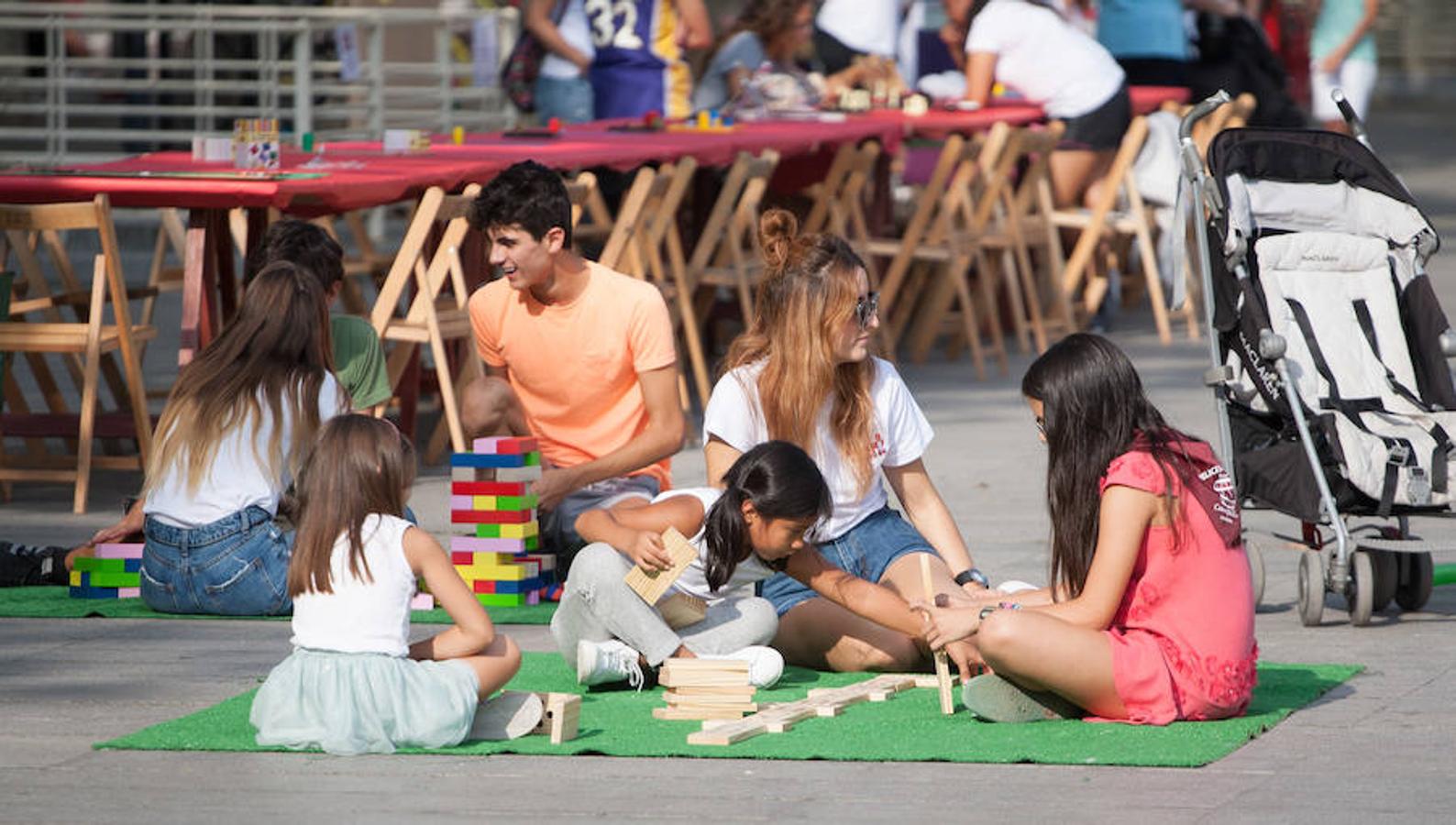 Entretenida y diferente manera de pasar el rato con juegos de los abuelos con juguetes sin chip, pero con mucho de contacto personal y de socialización y de coordinación y de habilidad y de puntería y de respeto al contrincante...