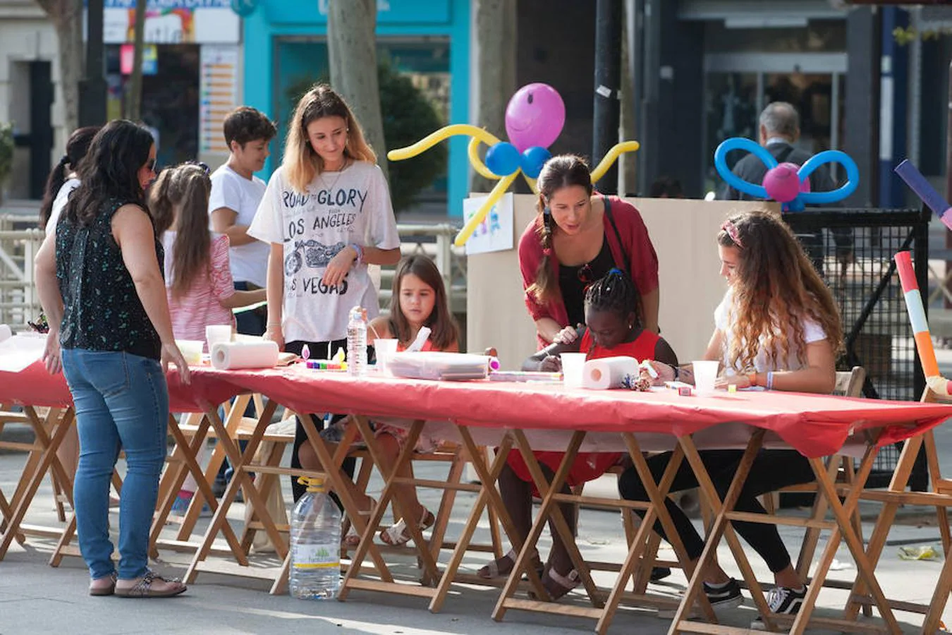 Entretenida y diferente manera de pasar el rato con juegos de los abuelos con juguetes sin chip, pero con mucho de contacto personal y de socialización y de coordinación y de habilidad y de puntería y de respeto al contrincante...