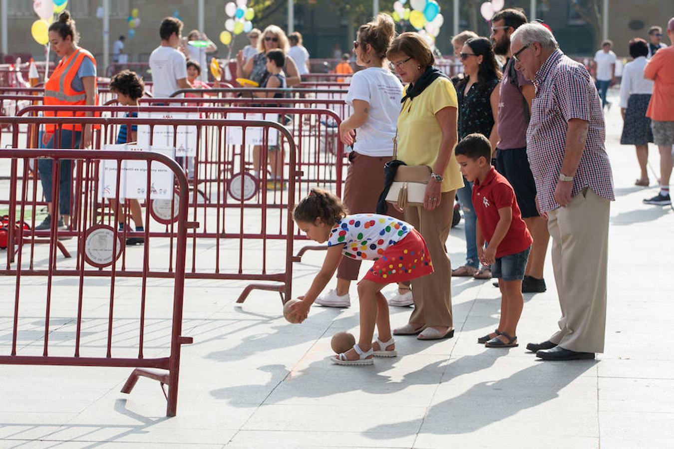 Entretenida y diferente manera de pasar el rato con juegos de los abuelos con juguetes sin chip, pero con mucho de contacto personal y de socialización y de coordinación y de habilidad y de puntería y de respeto al contrincante...