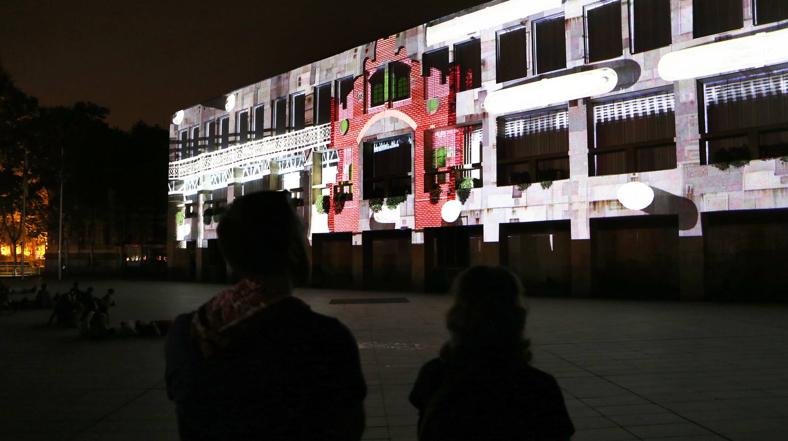Dibujos, banderas, mensajes... se proyectaron ante la atenta mirada de numeroso público