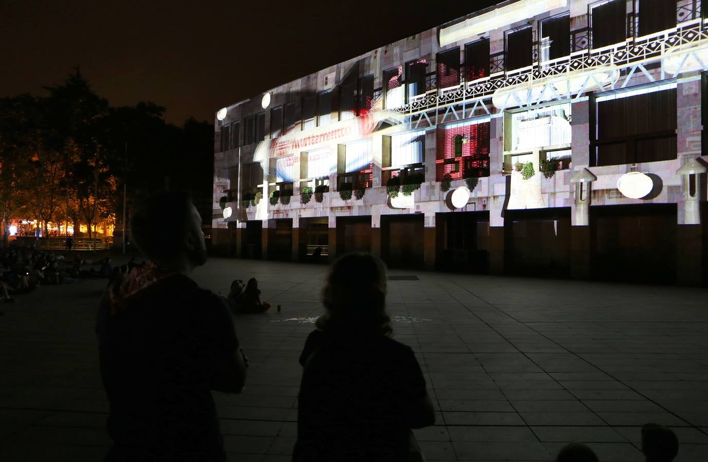 Dibujos, banderas, mensajes... se proyectaron ante la atenta mirada de numeroso público