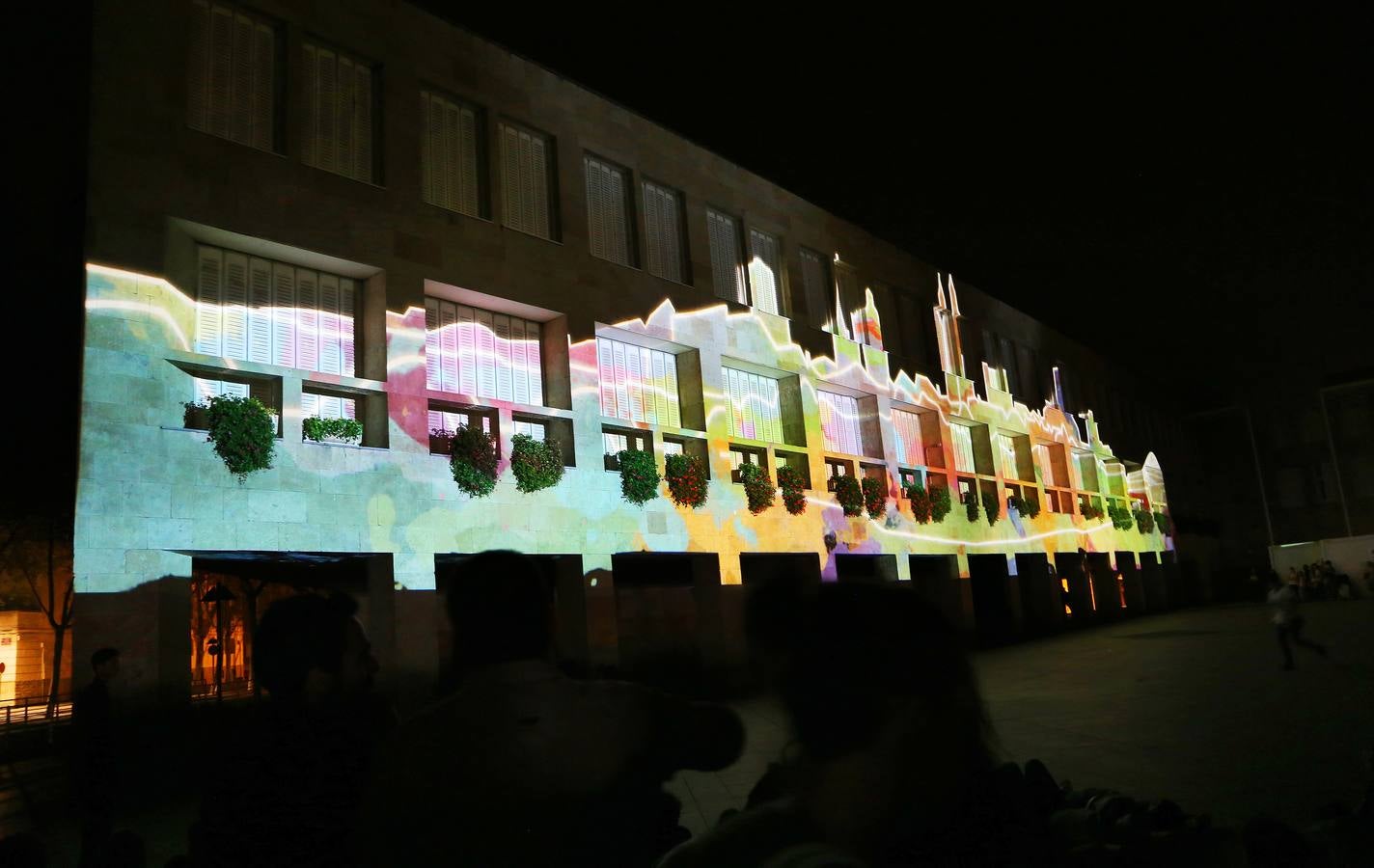 Dibujos, banderas, mensajes... se proyectaron ante la atenta mirada de numeroso público