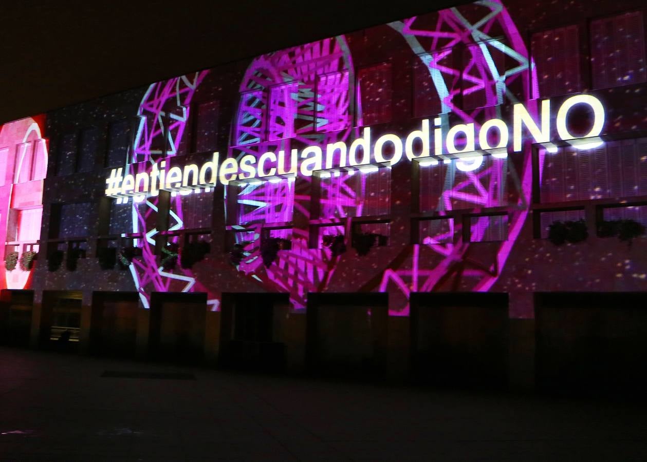 Dibujos, banderas, mensajes... se proyectaron ante la atenta mirada de numeroso público