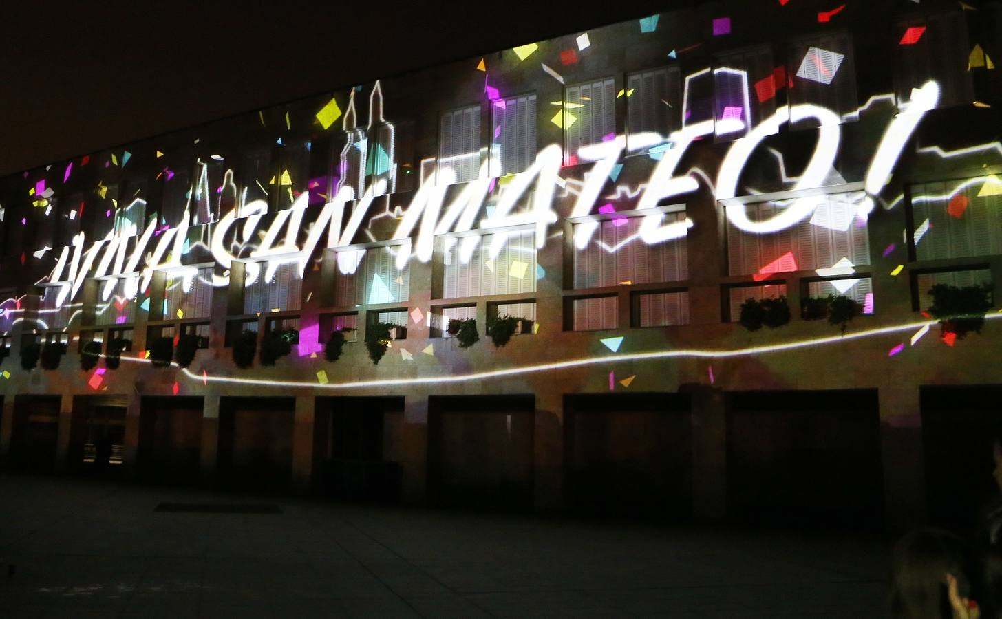 Dibujos, banderas, mensajes... se proyectaron ante la atenta mirada de numeroso público