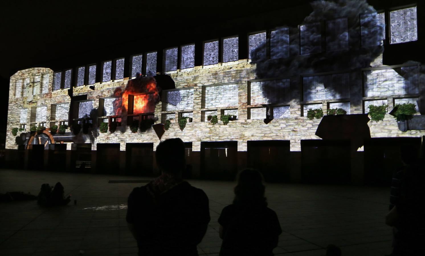 Dibujos, banderas, mensajes... se proyectaron ante la atenta mirada de numeroso público